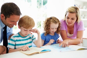 Родители помогают детям выполнять задания на развитие памяти