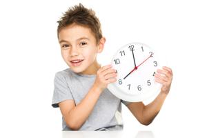 Мальчик учится определять время по часам 