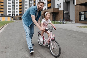 Папа с дочкой на велосипеде