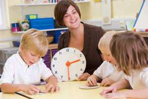 Педагог учит детей определять время по часам