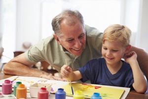 Дедушка рисует с внуком