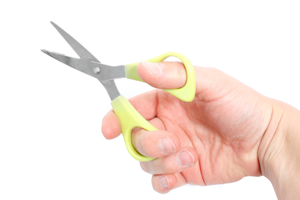 Как правильно держать ножницы
