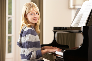 Девочка играет на фортепиано