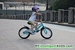Девочка в 3 года ездит на двухколесном велосипеде