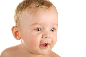 В 6-7 месяцев ребенок начинает произносить первые слоги