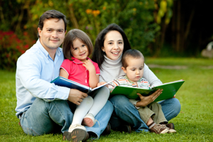 Родители с детьми читают книжки