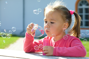 Выдувание мыльных пузырей полезно для развития правильного дыхания
