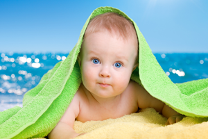 Ребенок закутанный в полотенце после водных процедур