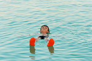 Мальчик выполняет упражнение звездочка на воде