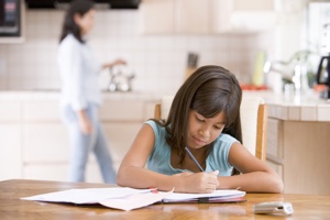 Девочка сосредоточилась и сконцентрировалась на выполнении домашнего задания