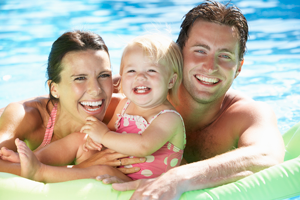 Мама, папа и малыш принимают солнечные ванны
