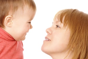 Мама учит ребенка правильно говорить